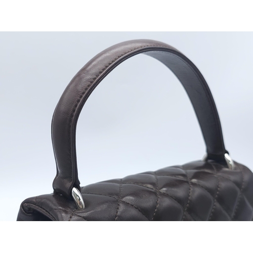 773 - Chanel Flap Bag with Handle.
Quality Lambskin leather, Diamond stitching with Silver tone hardware. ... 