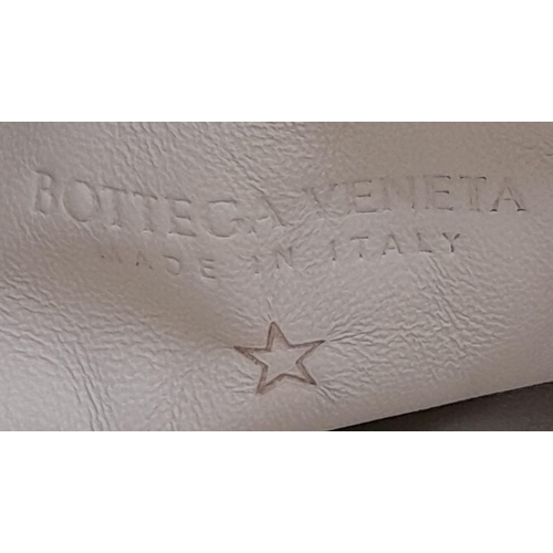 872 - Bottega Veneta Pouch Leather Clutch in Gold.
Stunning gold leather exterior with a large clam clasp.... 