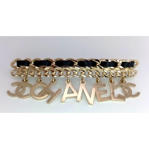 1296 - A vintage, yellow metal (untested) CHANEL brooch. Length: 8 cm, in very good condition. Very collect... 