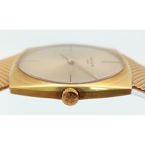 633 - A Classic Vintage Patek Philippe 18K Gold Ladies Watch. 18k gold bracelet and square case - 28mm. Go... 