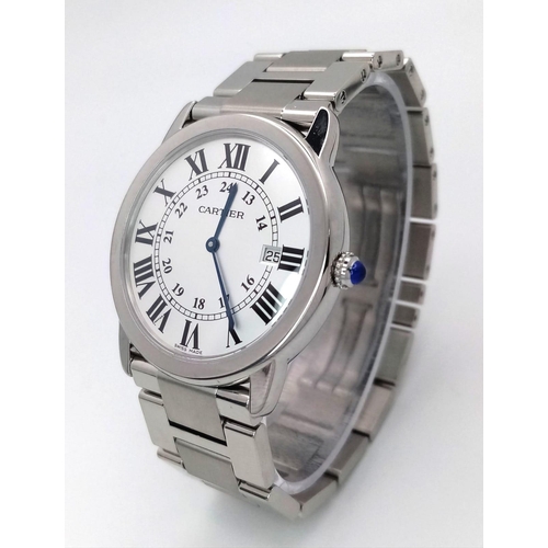 550 - A FABULOUS CARTIER RONDE SOLO WATCH IN STAINLESS STEEL WITH ROMAN NUMERALS ,DATE BOX AND SILVERTONE ... 