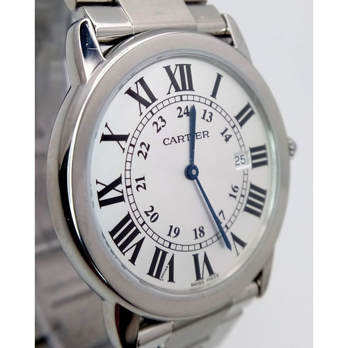 550 - A FABULOUS CARTIER RONDE SOLO WATCH IN STAINLESS STEEL WITH ROMAN NUMERALS ,DATE BOX AND SILVERTONE ... 