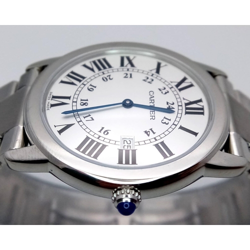 550 - A FABULOUS CARTIER RONDE SOLO WATCH IN STAINLESS STEEL WITH ROMAN NUMERALS ,DATE BOX AND SILVERTONE ... 