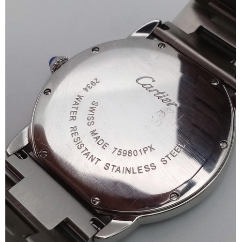 550 - A FABULOUS CARTIER RONDE SOLO WATCH IN STAINLESS STEEL WITH ROMAN NUMERALS ,DATE BOX AND SILVERTONE ... 