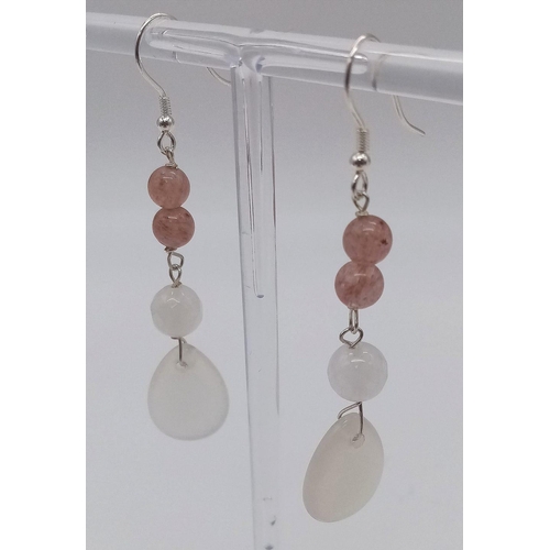 1420 - A sterling Silver pair of Brown and White Jade Drop Earrings.
Measures 5cm in length.
Weight: 6.89g