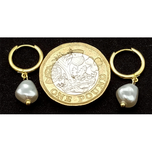 1574 - A pair of Silver 925, Gold Plated, Pearl Earrings.
Weight: 1.39g