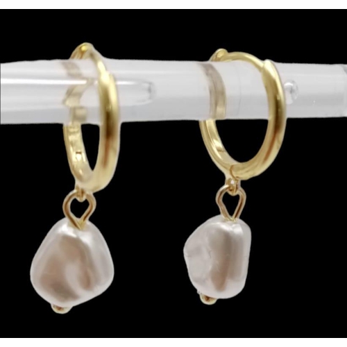 1574 - A pair of Silver 925, Gold Plated, Pearl Earrings.
Weight: 1.39g