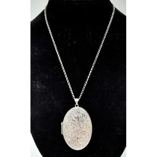 1614 - A Sterling Silver Locket Pendant Necklace.
Necklace measures 42cm in length and locket measures 4.5c... 