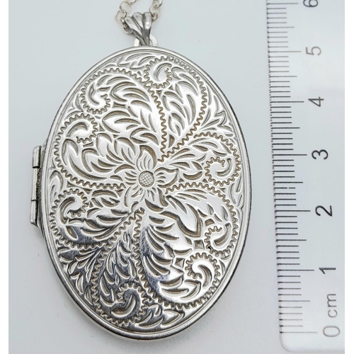 1614 - A Sterling Silver Locket Pendant Necklace.
Necklace measures 42cm in length and locket measures 4.5c... 