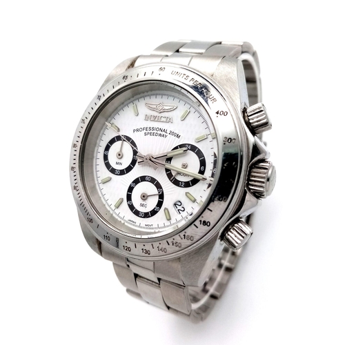 1784 - An Invicta Professional 200m Speedway Quartz Gents Watch. Stainless steel bracelet and case - 40mm. ... 