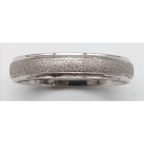 303 - AN 18K WHITE GOLD BAND RING WITH MOTTLED CENTRE BAND .  5.8gms   size S