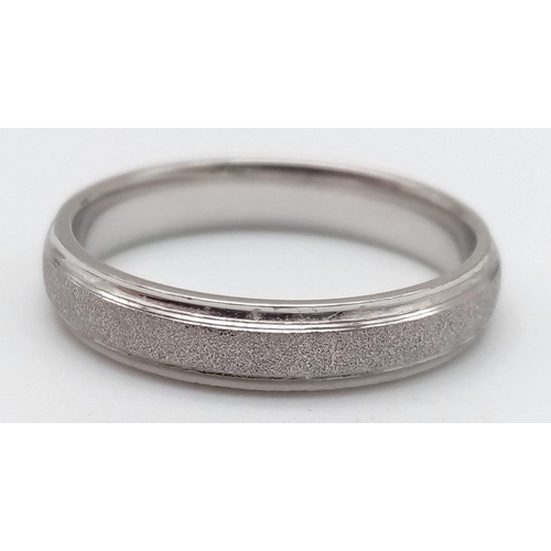 303 - AN 18K WHITE GOLD BAND RING WITH MOTTLED CENTRE BAND .  5.8gms   size S