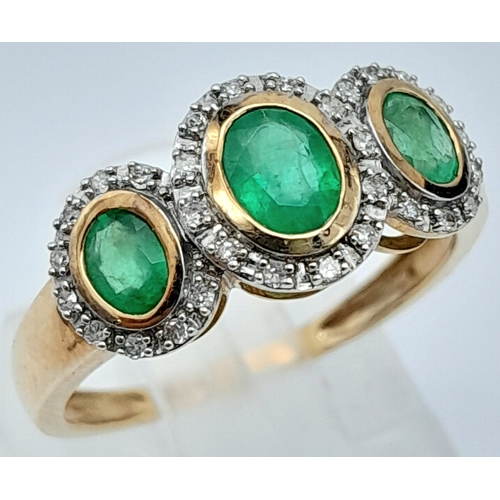 988 - A 9K YELLOW GOLD DIMAOND & EMERALD TRIPLE CLUSTER RING. 2G. SIZE M