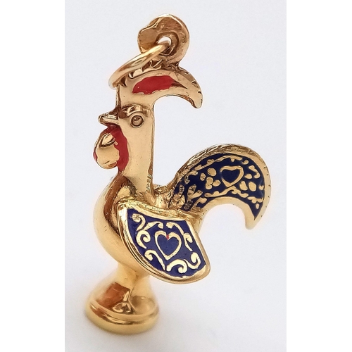 1348 - AN 18K YELLOW GOLD ENAMELLED COCKEREL PENDANT. 1.9G. 25MM