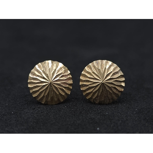 1280 - A 9K YELLOW GOLD DIAMOND CUT EFFECT STUD EARRINGS 0.4G
ref: A/S 4017