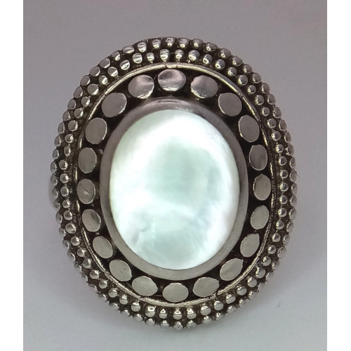 1321 - A VINTAGE STERLING SILVER MOTHER OF PEARL RING. TOTAL WEIGHT 6.8G. SIZE O