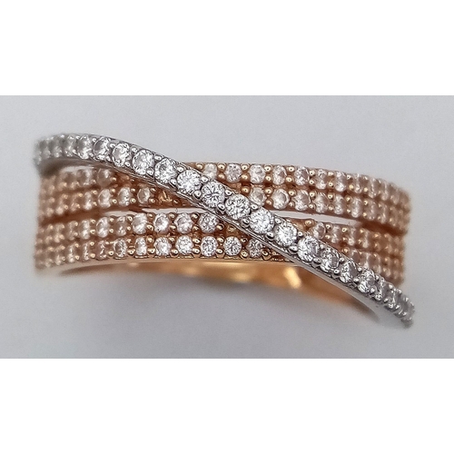 1502 - AN 18K TWO-COLOUR DIAMOND SET CROSSOVER BAND RING. GORGEOUS DESIGN. 0.45CTW. 3.5G. SIZE M.