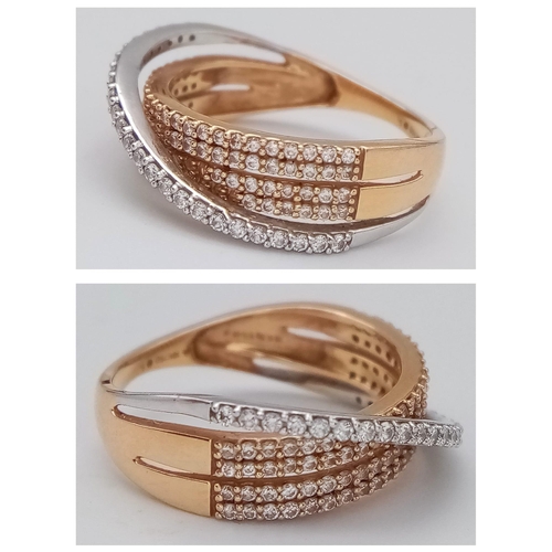 1502 - AN 18K TWO-COLOUR DIAMOND SET CROSSOVER BAND RING. GORGEOUS DESIGN. 0.45CTW. 3.5G. SIZE M.