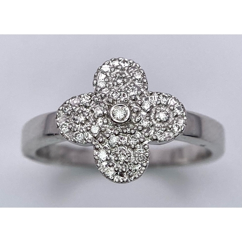 113 - 18K WHITE GOLD DIAMOND CLOVER STYLE RING.
WEIGHT: 3.9G 
SIZE M

SC 5025