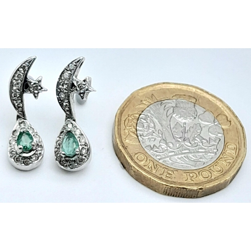 219 - A 18K WHITE GOLD DIAMOND & GREEN STONE BELIEVED TO BE EMERALD DROP EARRINGS 3G
ref: SC 5045