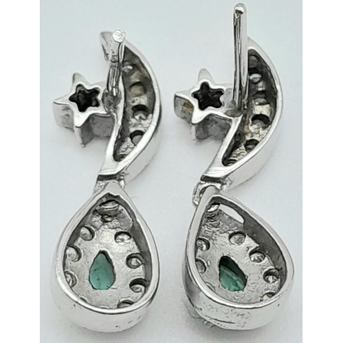 219 - A 18K WHITE GOLD DIAMOND & GREEN STONE BELIEVED TO BE EMERALD DROP EARRINGS 3G
ref: SC 5045