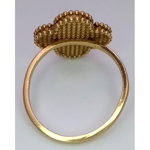 289 - An 18 K yellow gold four leaf clover ring in in VCA style. Size:  M, weight: 3.6 g.