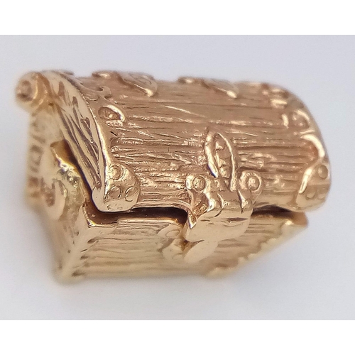 311 - A very detailed 9 K yellow gold treasure chest charm which opens to reveal the treasure! Dimensions:... 