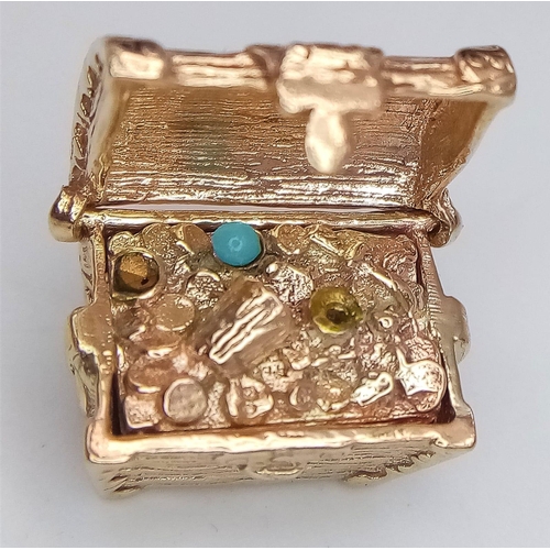 311 - A very detailed 9 K yellow gold treasure chest charm which opens to reveal the treasure! Dimensions:... 