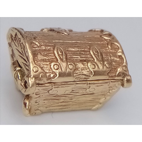 311 - A very detailed 9 K yellow gold treasure chest charm which opens to reveal the treasure! Dimensions:... 