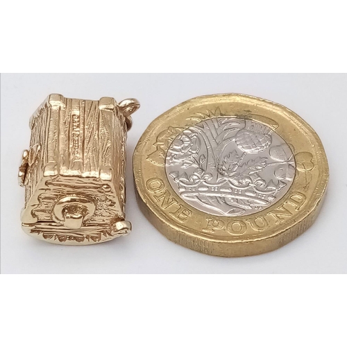 311 - A very detailed 9 K yellow gold treasure chest charm which opens to reveal the treasure! Dimensions:... 