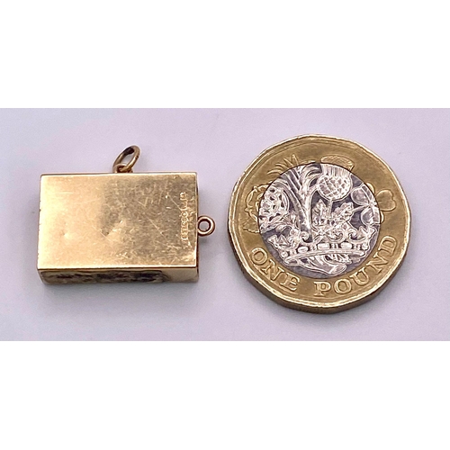 371 - A 9 K yellow gold matchbox charm that opens. Weight: 4 g.