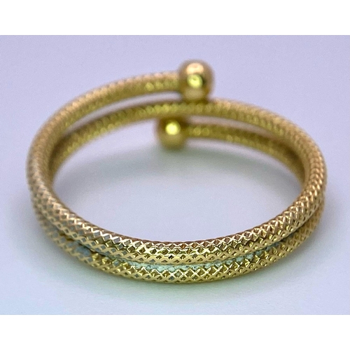 401 - An 18 K yellow gold ring with a twisted, snake like design. Size: O, weight: 1.9 g.