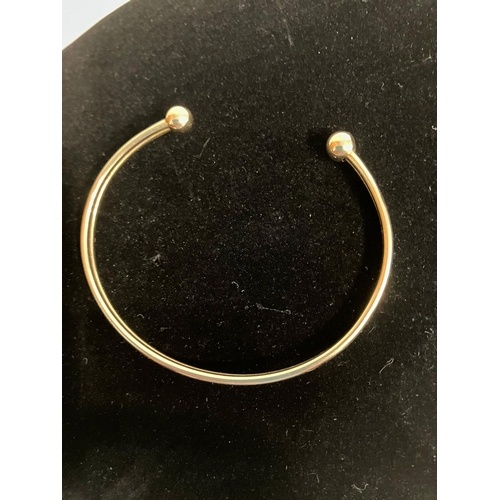 125 - 9 carat YELLOW GOLD BALL-END TORQUE BANGLE/BRACELET. Fully hallmarked. 3.5 grams.