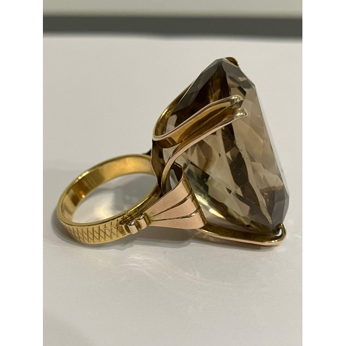 252 - A unique 22 carat GOLD DESIGNER RING Having a large (25 carat) SMOKY QUARTZ set to top in an Oversiz... 