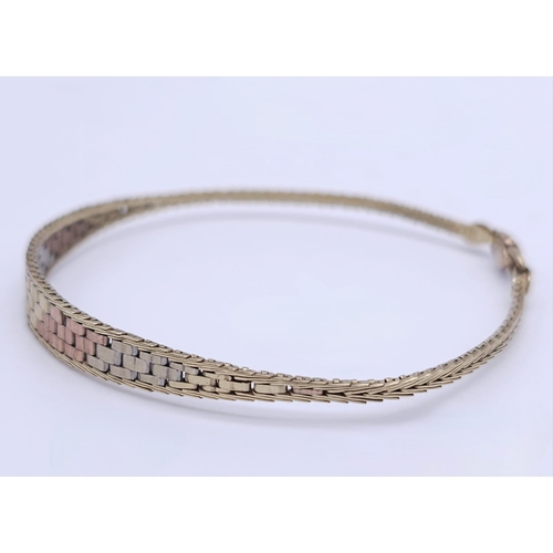 30 - A NICELY SHAPED 3 COLOUR GOLD BRACELET .   5gms    18cms