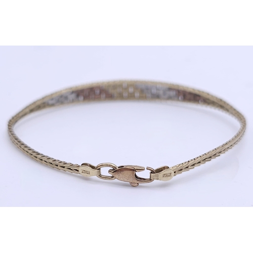 30 - A NICELY SHAPED 3 COLOUR GOLD BRACELET .   5gms    18cms