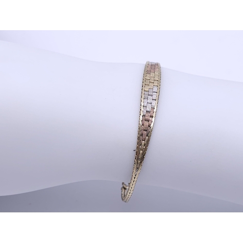 30 - A NICELY SHAPED 3 COLOUR GOLD BRACELET .   5gms    18cms