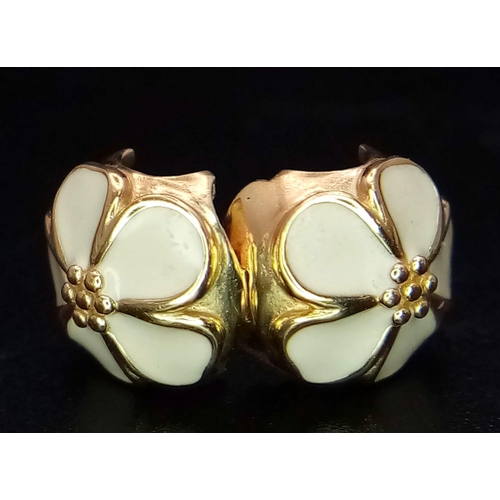 325 - A 14 K yellow gold PANDORA bead-clip with an enamelled flower on two sides. Weight: 3.2 g.