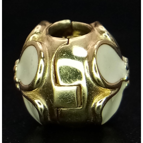 325 - A 14 K yellow gold PANDORA bead-clip with an enamelled flower on two sides. Weight: 3.2 g.