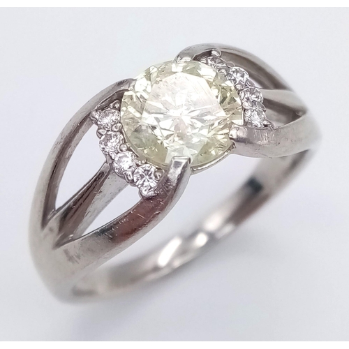 449 - A STUNNING DIAMOND RING WITH A 1.54ct PALE YELLOW CENTRE STONE SURROUNDED BY CONTRASTING WHITE DIAMO... 