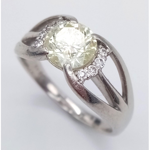 449 - A STUNNING DIAMOND RING WITH A 1.54ct PALE YELLOW CENTRE STONE SURROUNDED BY CONTRASTING WHITE DIAMO... 