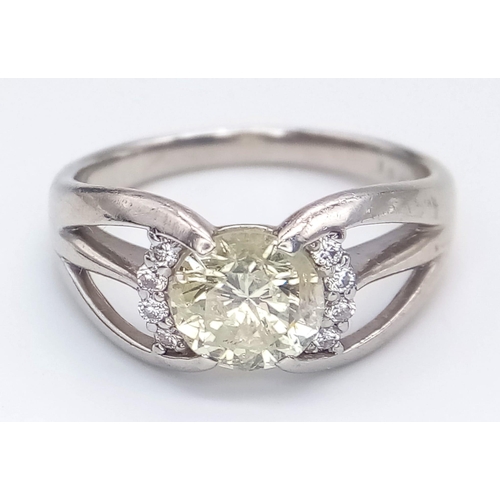 449 - A STUNNING DIAMOND RING WITH A 1.54ct PALE YELLOW CENTRE STONE SURROUNDED BY CONTRASTING WHITE DIAMO... 