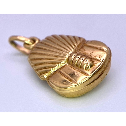 486 - A 9 K yellow gold Tutankhamun mask charm, weight: 1 g.