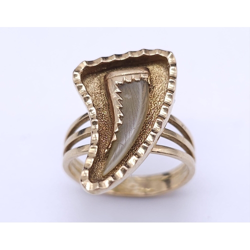 278 - WITHDRAWN A 18K GOLD 3 BAND FERTILITY RING WITH TIGERS TOOTH ENCASED IN 18K GOLD .  7.4gms   size O/... 