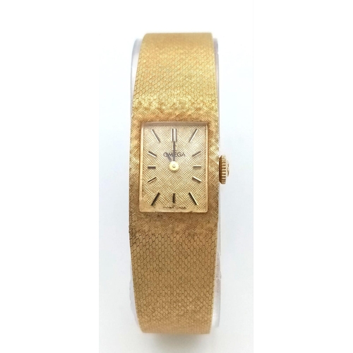 420 - A VINTAGE LADIES 14K GOLD OMEGA CLASSIC 17 JEWELS MANUAL WIND WRIST WATCH WITH PATTERNED GOLD TONE D... 