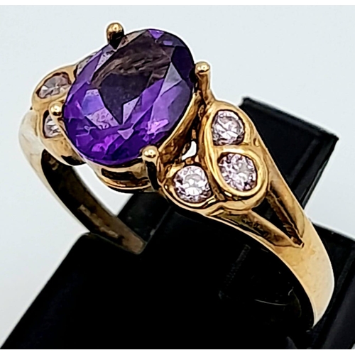 441 - A DELIGHTFUL 9K GOLD RING WITH CENTRAL AMYTHIST OVAL STONE COMPLIMENTED BY LIGHT PINK SHOULDER STONE... 