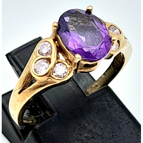 441 - A DELIGHTFUL 9K GOLD RING WITH CENTRAL AMYTHIST OVAL STONE COMPLIMENTED BY LIGHT PINK SHOULDER STONE... 