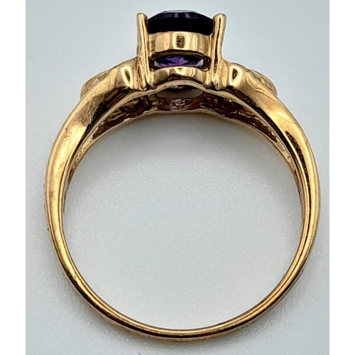 441 - A DELIGHTFUL 9K GOLD RING WITH CENTRAL AMYTHIST OVAL STONE COMPLIMENTED BY LIGHT PINK SHOULDER STONE... 