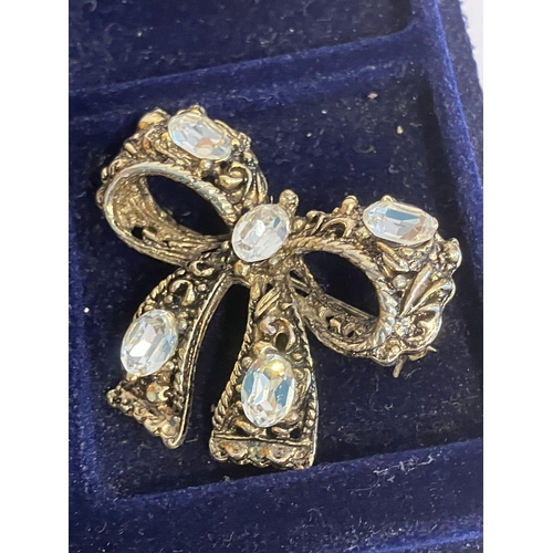 585 - Selection of VINTAGE BROOCHES with many statement pieces. To include an exceptional jewelled butterf... 