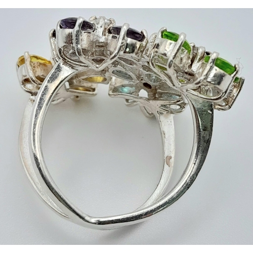 746 - A Very Impressive, Vintage, Sterling Silver Semi Precious Stone Set Statement Ring.
Size P. Crown Me... 